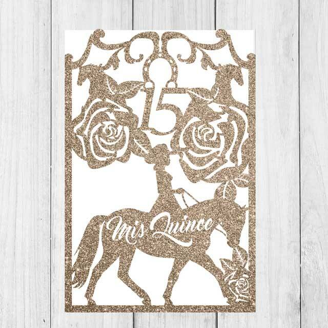 Invitaciones de XV años con corte láser de caballo en brillantina rose gold.