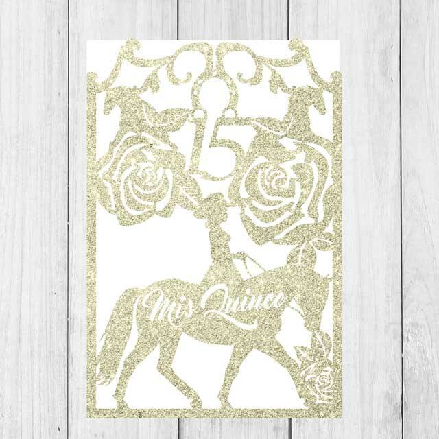 Invitaciones de XV años con diseño de caballo en glitter dorado.
