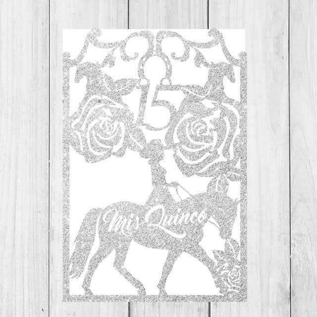 Invitaciones de XV años con diseño de caballo en glitter plateado.