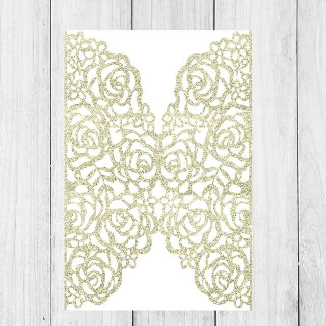 Invitaciones de quince años con corte láser de flores en brillantina dorada.