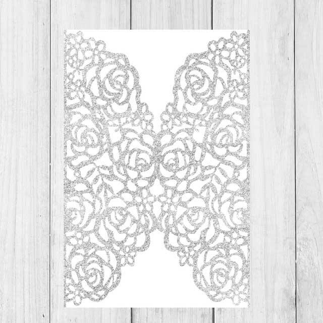 Invitaciones de quince años con corte láser de flores en brillantina plateada.