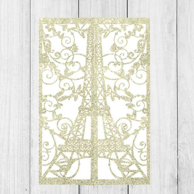 Invitaciones de quince años con corte láser de París en purpurina dorada.