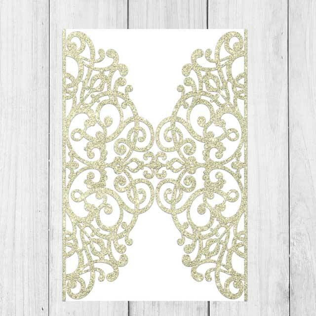 Invitaciones de XV años con funda láser de corona en brillantina champagne.