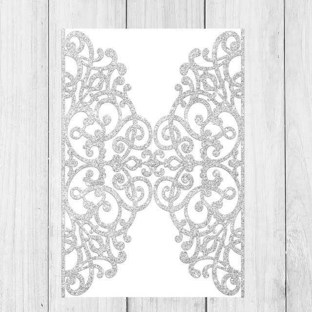 Invitaciones de XV años con funda láser de corona en brillantina plateada.