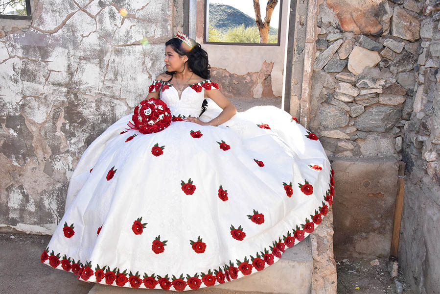 vestidos blancos de quinceañera con flores bordadas rojas