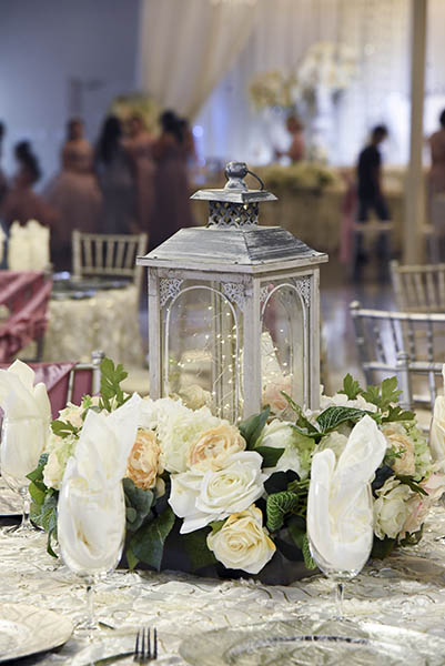 centro de mesa quinceañera con rosas blancas