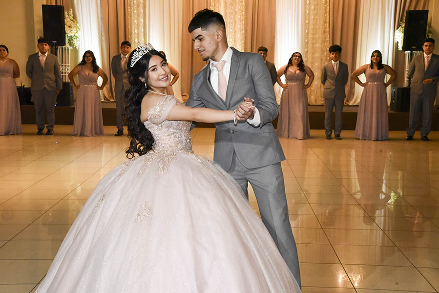 quinceañera bailando canciones clasicas de vals