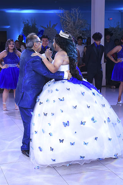 quinceañera bailando música de vals latina