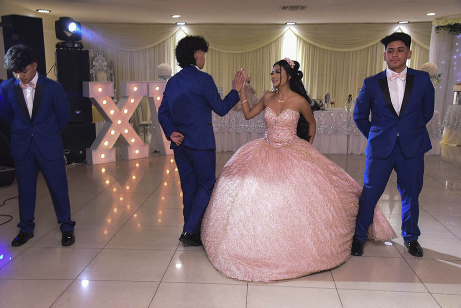 quinceañera bailando vals en español