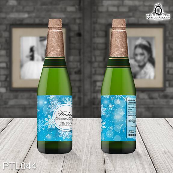 PTL044@ ¡Vive tu quinceañera al máximo con nuestras invitaciones
de XV años Invierno y Copos de nieve en colores Azul Celeste y Blanco! Estas invitaciones,
inspiradas en la magia del invierno, son perfectas para una celebración encantadora y llena de
elegancia. Solo de Quinceañera VIP en InvitacionesModernas.com