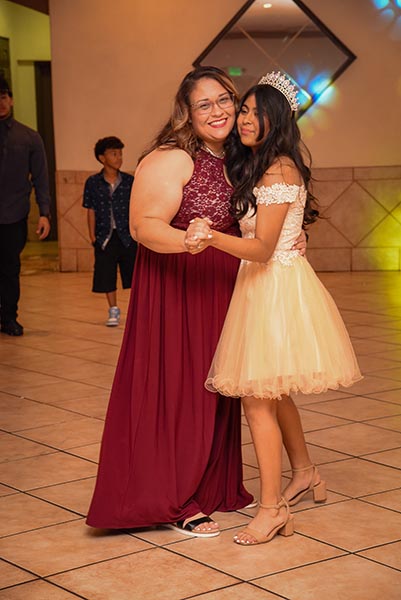 quinceañera posando antes del vals de xv años