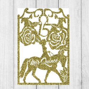Invitaciones de XV años con diseño de caballo en purpurina dorada.